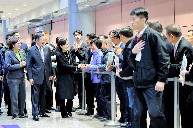 卓揆清晨接機　鄭麗君：數周後簽署《台美對等貿易協議》　完成最後一哩路