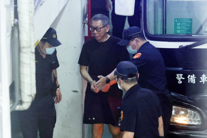 圖為台北地方法院12日開庭審理前民眾黨主席柯文哲涉京華城案，提訊在押的柯文哲（左2）出庭。圖／中央社