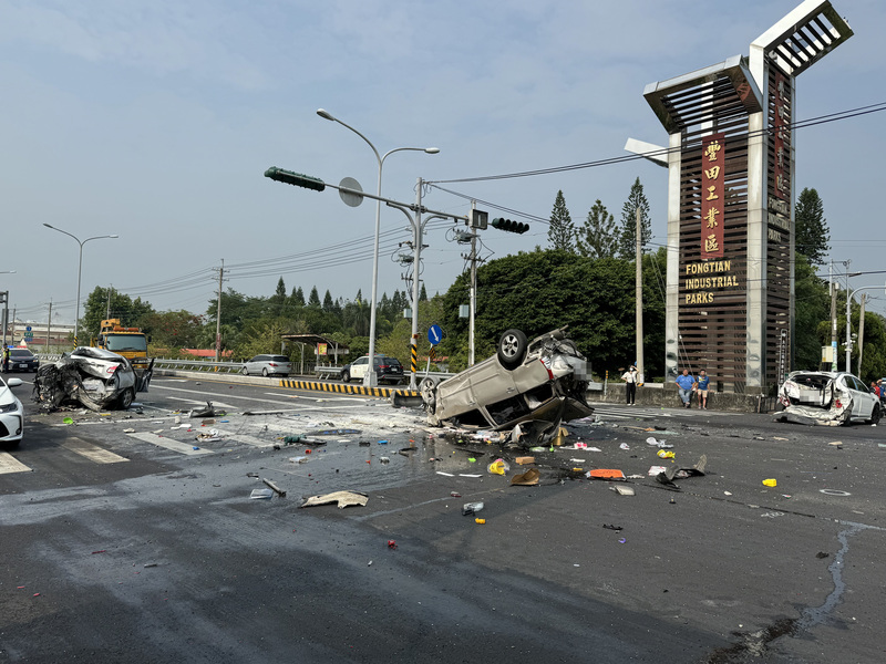 嚴重車禍導致休旅車翻覆起火，所幸附近公司的員工立即拿滅火器到場協助撲滅火勢。圖/中央社