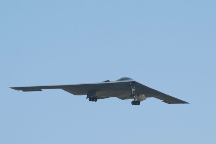 衝場的B-2轟炸機稱「傳奇」，B-2轟炸機問世30年，憑藉獨特的氣動外型，與匿蹤的設計，至今仍難以超越。圖/取自美國空軍官網