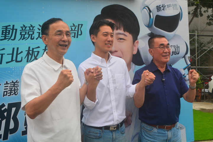 國民黨新北市議員參選人鄧凱勛（中）AI行動競選總部今（22日）在板橋舉辦成立活動，前國民黨主席朱立倫（左）、國民黨新北市長參選人李四川（右）出席支持。圖/中央社