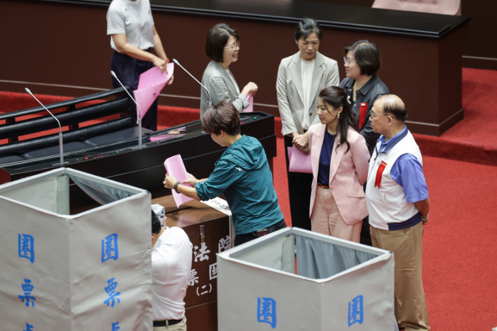圖為立法院民進黨團總針對大法官人事案的投票畫面。圖/中央社