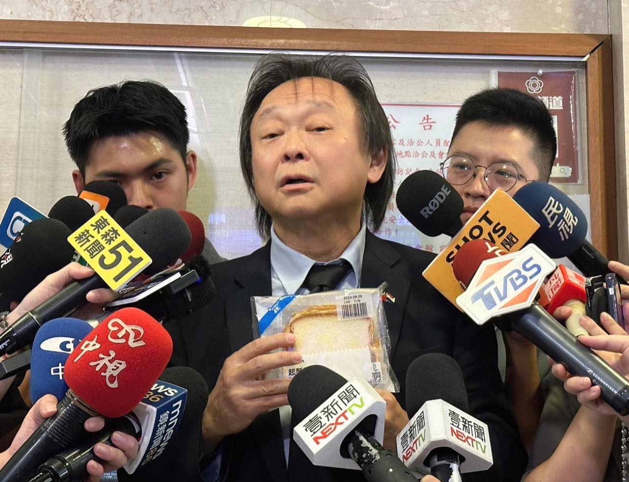 民進黨立委王世堅對前輩只因意見不同就遭出征，很不以為然。圖／取自王世堅臉書