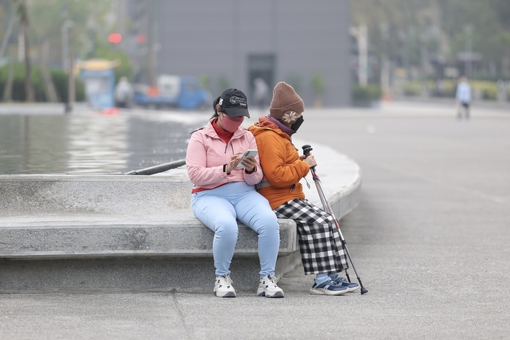 東北季風減弱東雨西晴　平安夜冷空氣南下北台下探13度