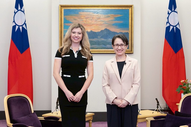 主持人Natalie Winters(左)常以激進、對抗主流、強烈立場的方式發聲,她的專業性和言論(包括對性別、宗教、社會議題)同樣備受質疑。圖/總統府提供