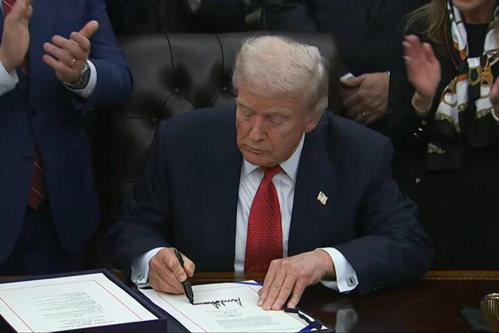 川普簽署法案終結史上最長政府停擺　聯邦員工周四起重返崗位