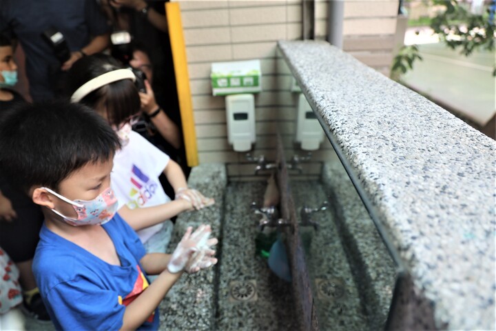 幼兒洗手落實腸病毒防治。圖/新北市政府提供