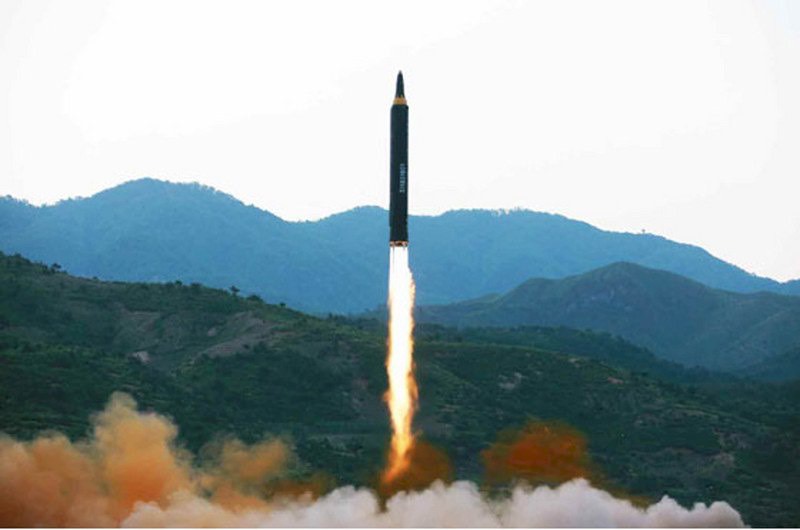 北韓「勞動新聞」新型戰略彈道飛彈,代號「火星12型」(Hwasong-12)試射。圖/取自北韓「勞動新聞」網站