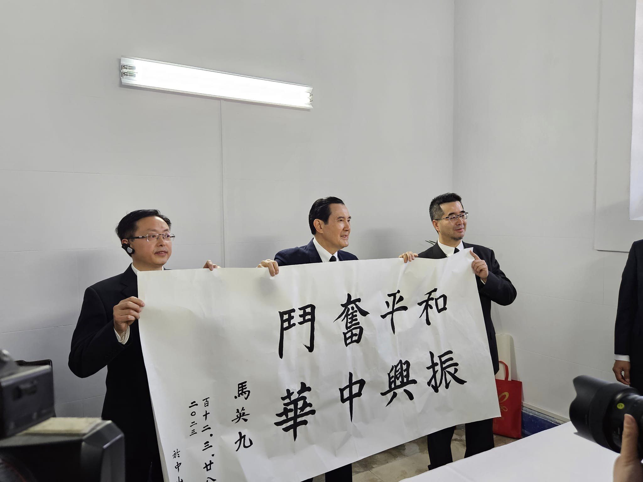 馬英九4月1日再率大九學堂青年學子登陸，圖為去年登陸訪南京中山陵留下墨寶。圖/取自馬英九臉書
