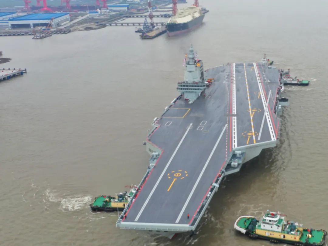 中共第三艘航空母艦「福建號」1日從上海江南造船廠碼頭解纜出海，展開首次航行試驗。圖/新華社