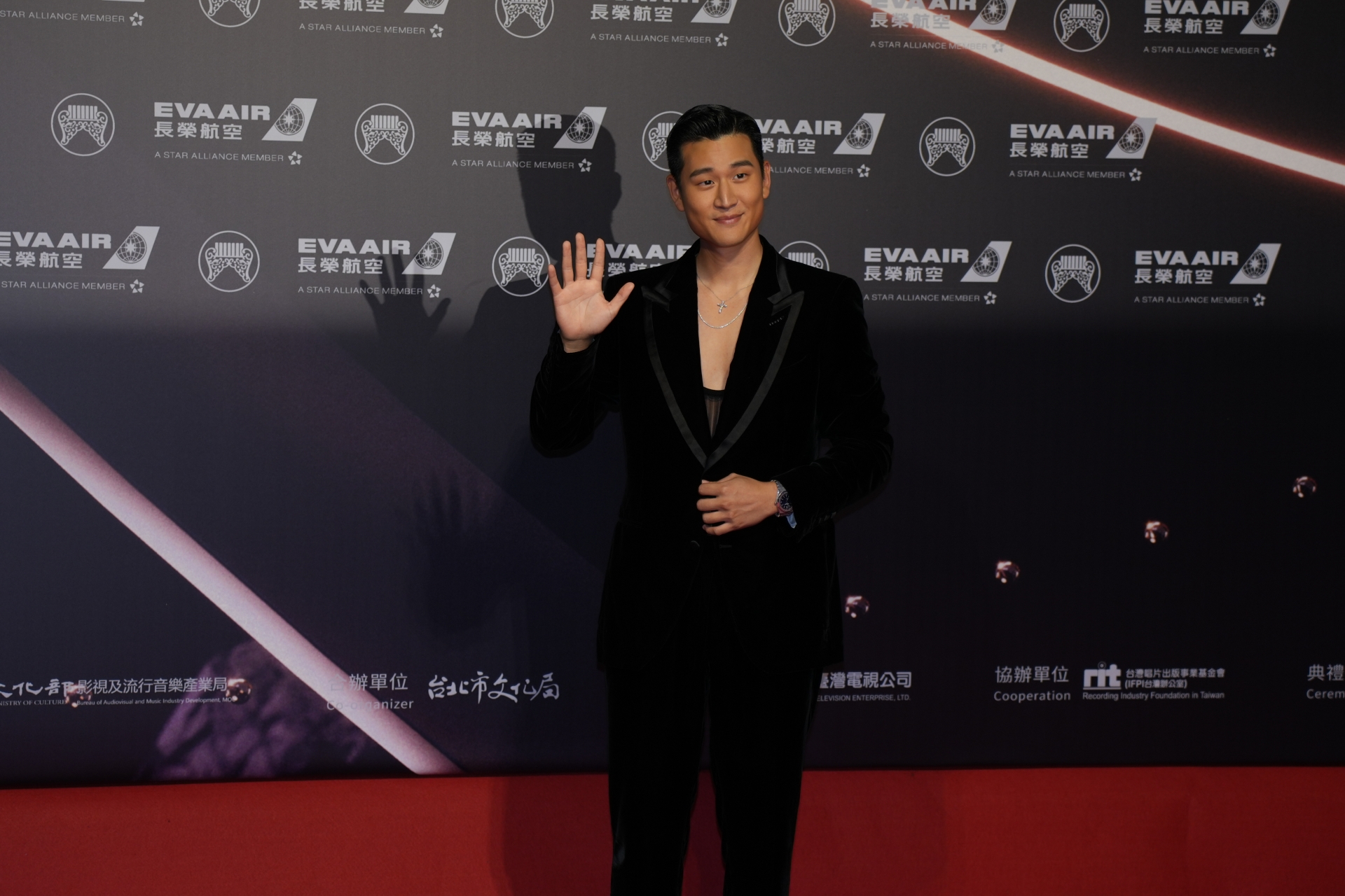 周興哲身穿TOM FORD 2024冬季系列黑色絲絨西裝，配戴價值總價4,134,600元的花束拼花切鑽別針、白金花束長方鑽圓鑽別針 。