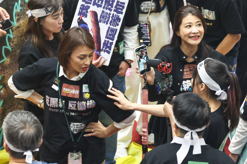 邱議瑩（左）因無法控制情緒，上前打羅智強一巴掌，而被徐巧芯撕破衣服。圖/中央社