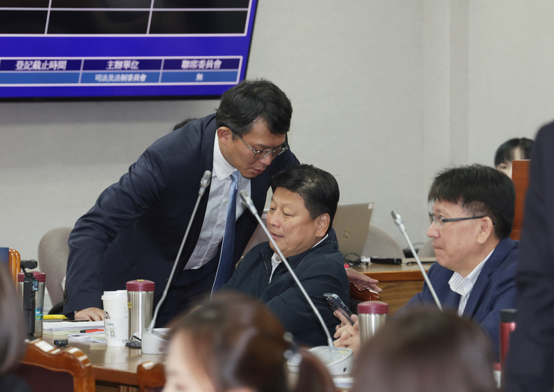 黃國昌（左）表示選擇性執法才是台灣民主的威脅。圖／中央社