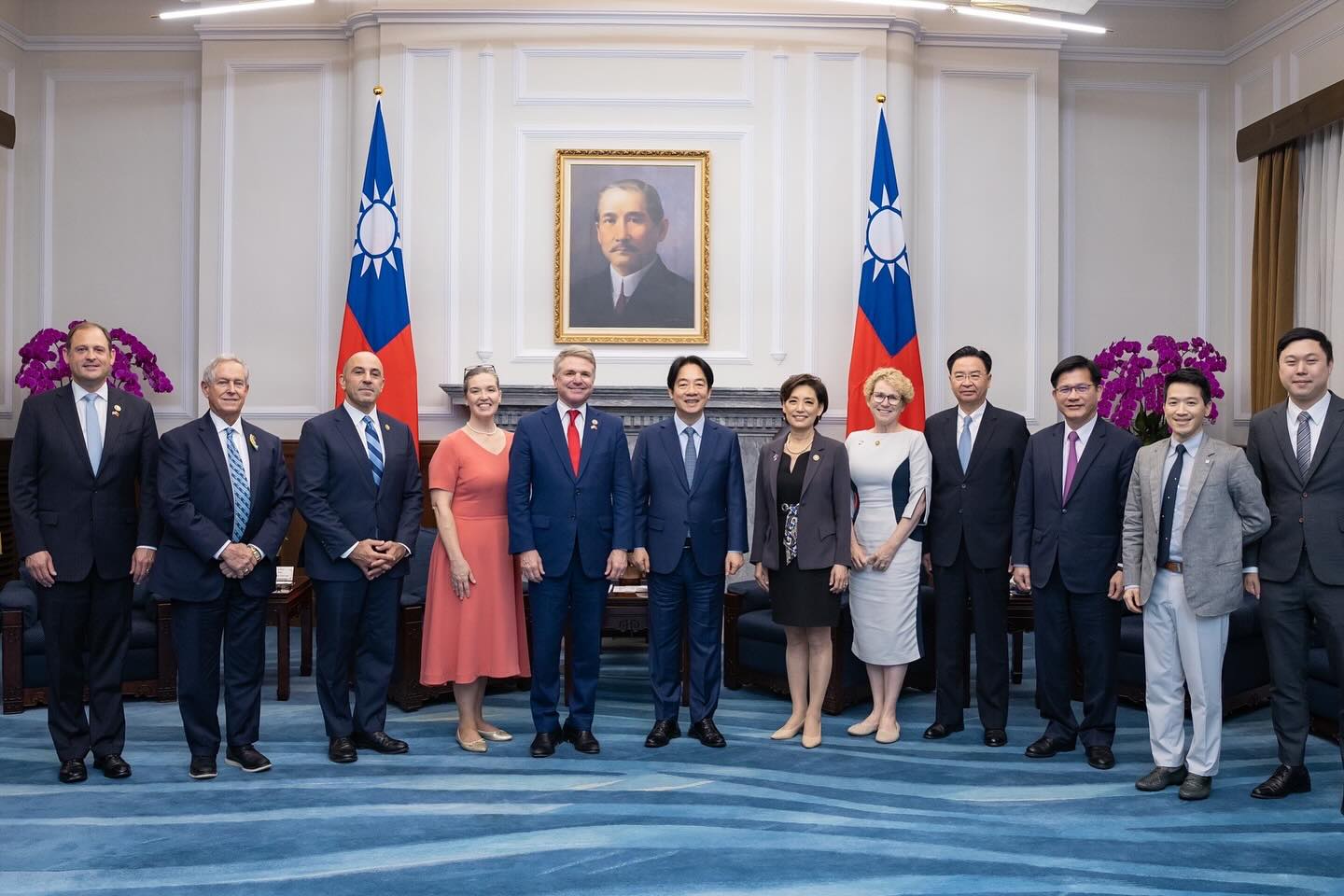 美國參議院外交委員會主席麥考爾（Michael McCaul，左五）訪台，前往總統府會見賴總統時，由AIT台北辦事處長孫曉雅（左四）陪同。圖／取自AIT臉書