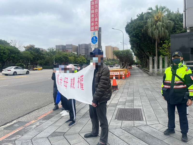  陸配「小微」和「恩綺」因涉武統言論遭限期離境，兩人與家人28日一起到總統府前拉開寫有「還我母親權」的布條陳情。 （翻攝照片）圖／中央社