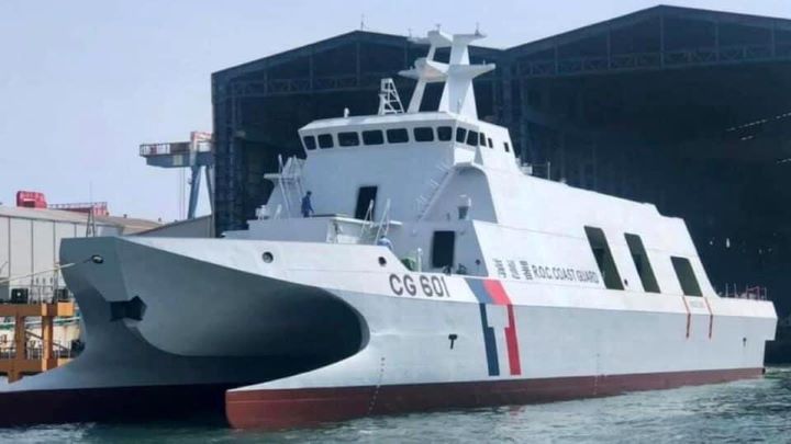 安平級巡防艦採雙體船設計,最高航速可達44節,兼具高速機動與穩定性,平時主要執行海域巡邏、打擊海上犯罪及公海搜救等任務。圖/取自海巡署