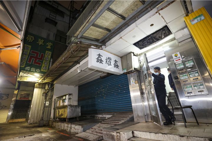 【更新】北捷雙站隨機殺人4死5傷　27歲張姓逃兵戴防毒面具丟煙霧彈　墜樓不治