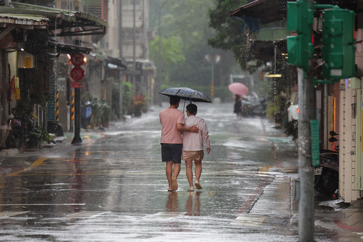 水氣仍多中南部續防大雨　周四起高壓增強天氣漸趨穩定