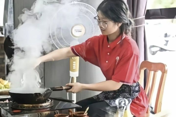 廣西「扁擔女孩」高考分數出爐 成績「好於預期」