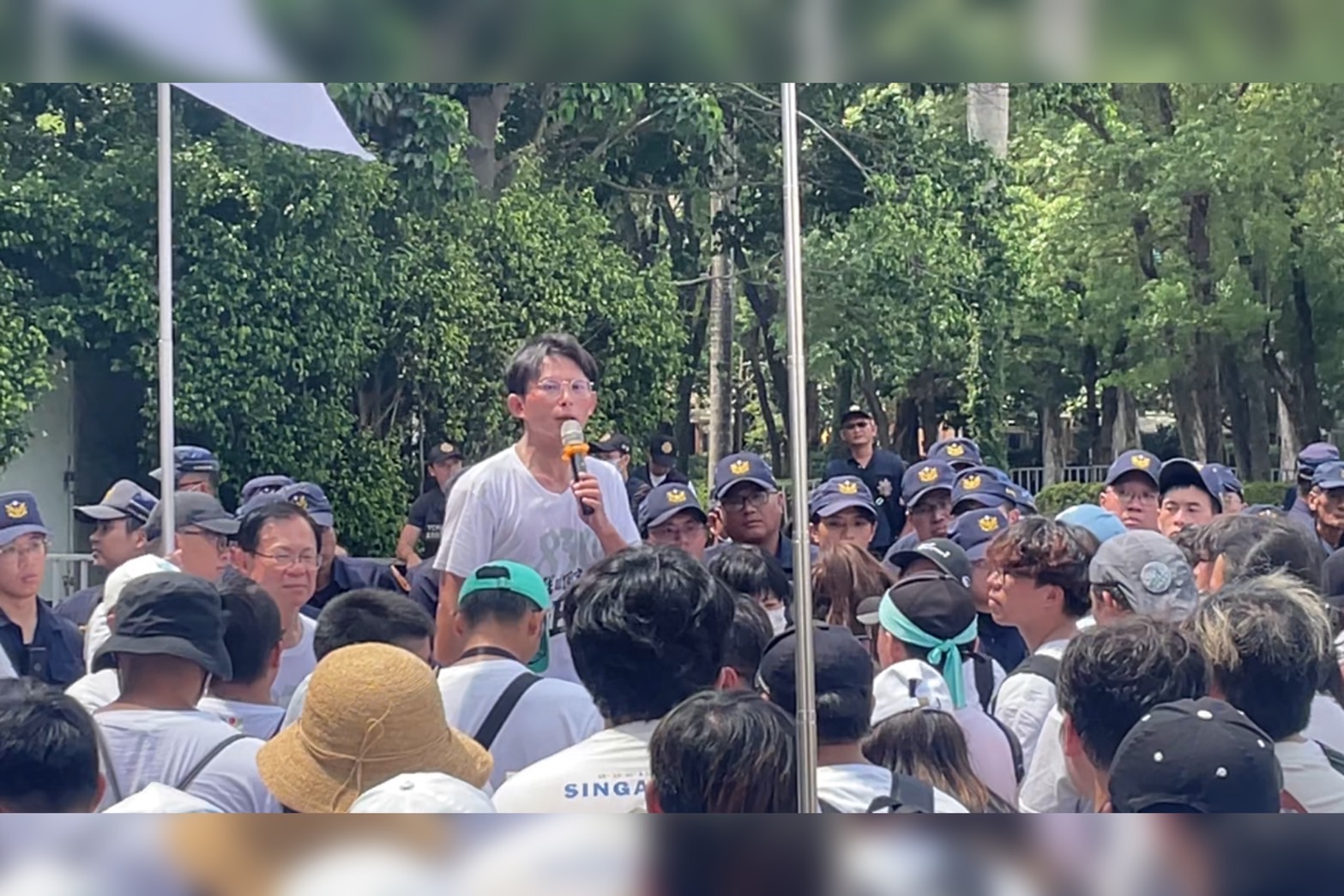 民眾黨走讀衝破拒馬 民進黨：嚴重藐視法治 
