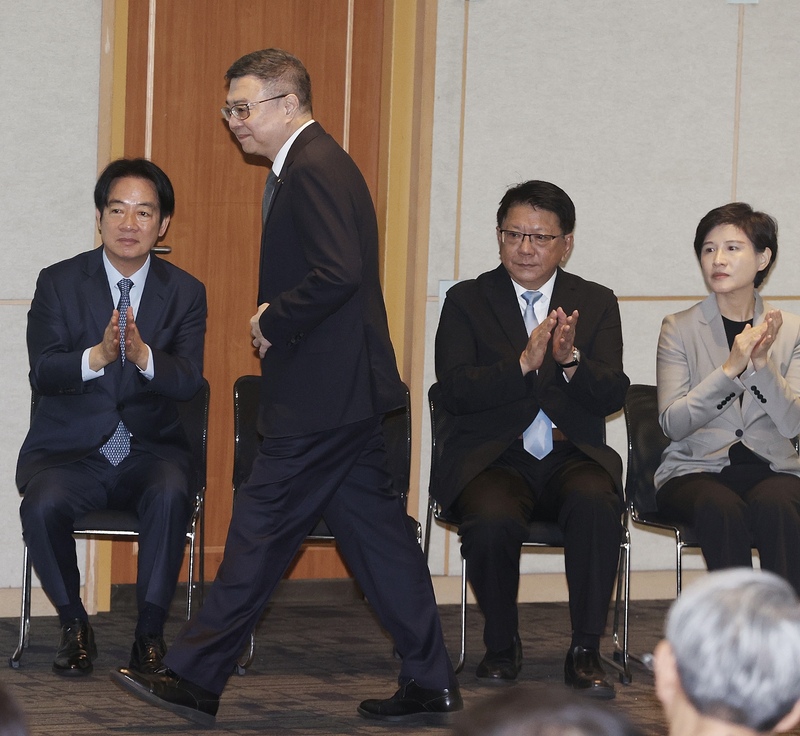 準行政院長卓榮泰（站立者）公布第六波內閣人事、政務次長人選。圖/中央社
