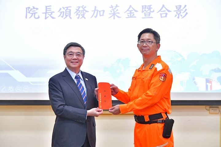 行政院長卓榮泰(左)30日發加菜金給海巡人員,勉勵海巡人員的辛勞。圖/行政院提供