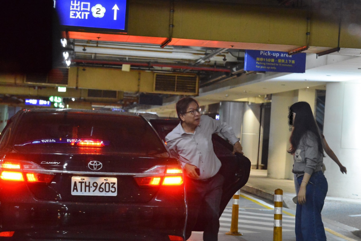 監察院監察委員林郁容（左）被爆疑似動用公務車接送親友往返機場。圖/取自林國春臉書