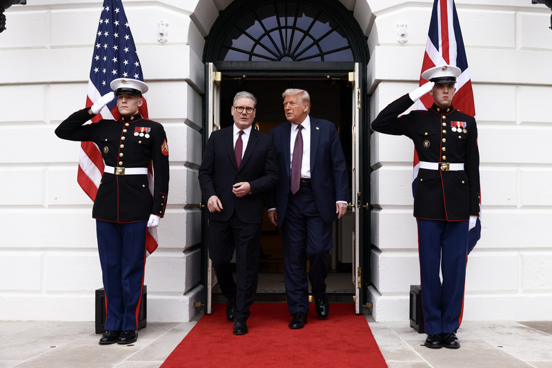 英國首相施凱爾（左2）與美國總統川普（右2）2月27日在白宮會談。圖/中央社