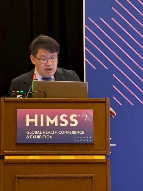 高雄長庚醫院院長藍國忠進行「數位成熟度白皮書」專題報告。圖/長庚醫院提供