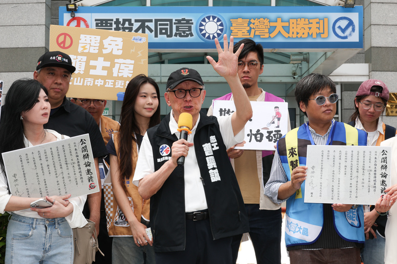 聯華電子創辦人曹興誠（中）17日率領罷免團體到國民黨中央黨部，送上公開辯論的邀請函。圖/中央社