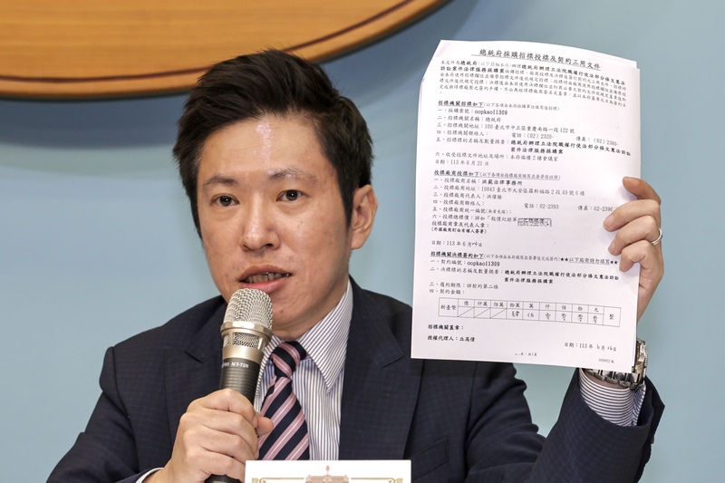 總統府副秘書長張惇涵今（9日）接受節目「齊有此理」專訪時，列出國民黨和民眾黨所提的刪減預算資料。圖／中央社