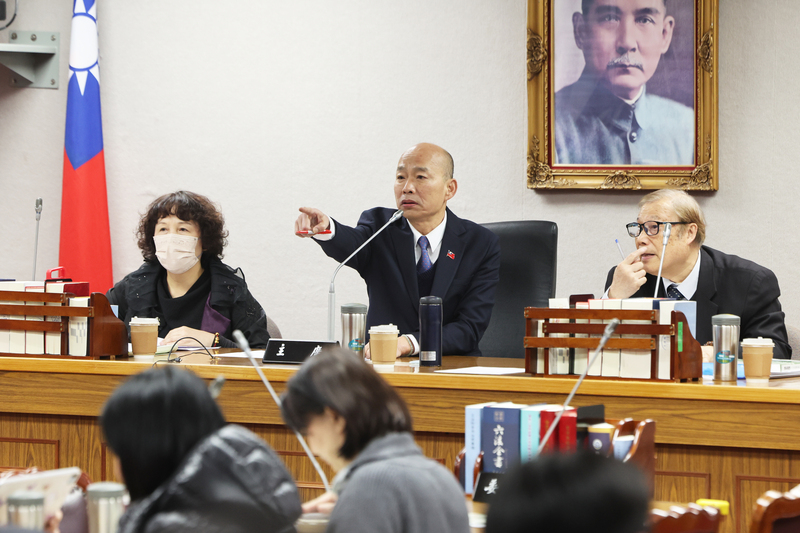 立法院長韓國瑜（後中）15日下午召集朝野黨團協商，研商114年度中央政府總預算案（公務預算部分）。圖/中央社