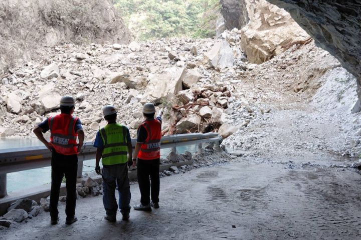 「燕子口堰塞湖」立霧溪湧水灌入靳珩隧道，專業人員正在研議處理方式。圖/取自公路局臉書