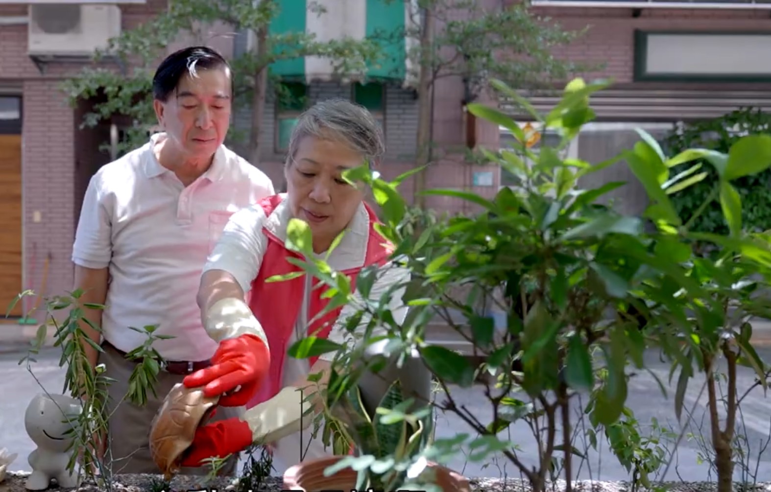 疾管署提醒民眾掃墓或出遊時應注意防護措施，以免遭蚊蟲叮咬而感染疾病。圖／取自疾管署官方頻道