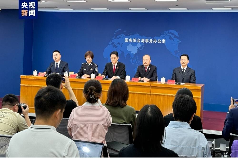 國台辦發言人陳斌華（左）日前舉行聯合記者會，同司法行政單位宣布打擊「台獨」新規。圖/取自央視官網