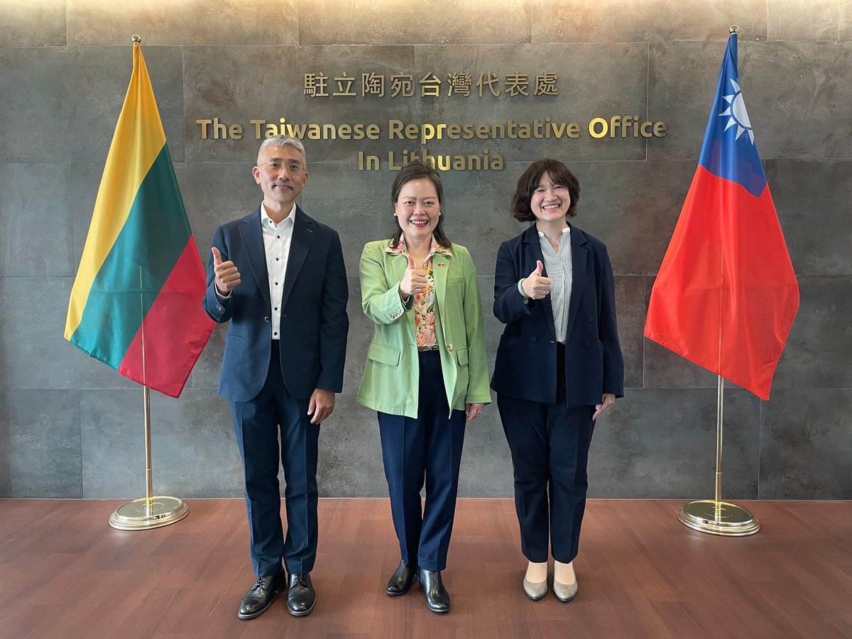 台灣代表處更名後，招牌下已成各界留影的主要場所。圖／取自The Taiwanese Representative Office in Lithuania x