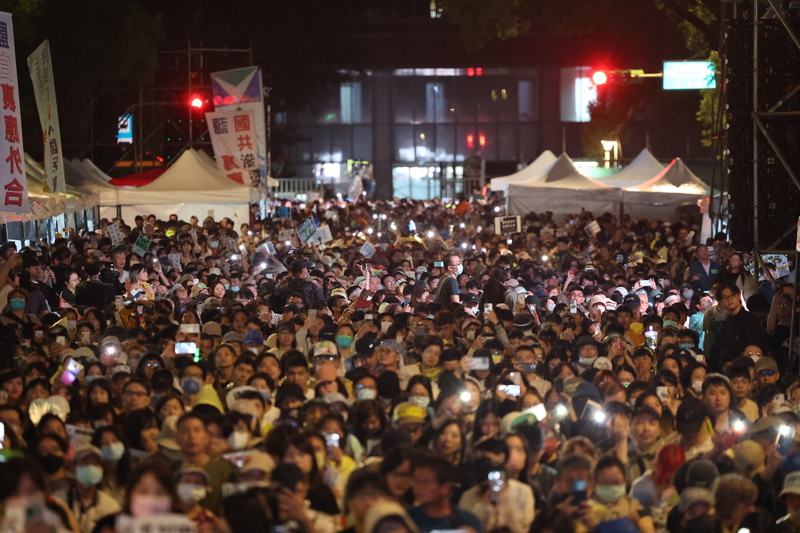 民進黨政策會執行長王義川0527自爆陳抗民眾「對比」出相關數據資料，被質疑國家機器涉入人民監控，圖為立法院0528三讀國會改革五法時院外陳抗民眾聚集。圖/中央社