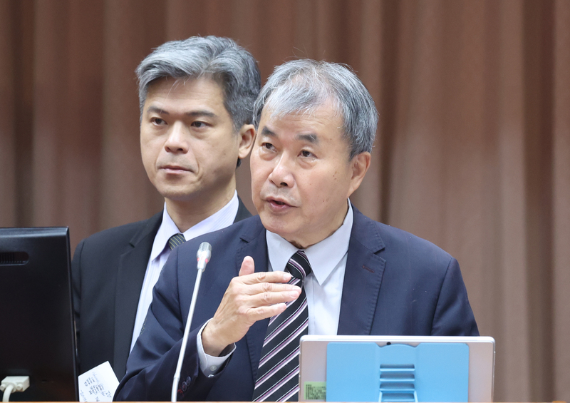 近日多個大學校園內有學生擺攤發起「大罷免」宣傳活動，教育部長鄭英耀稱這是「學生的言論自由」，應予尊重，引發爭議。圖為鄭英耀14日赴立法院教文會備詢。圖/中央社
