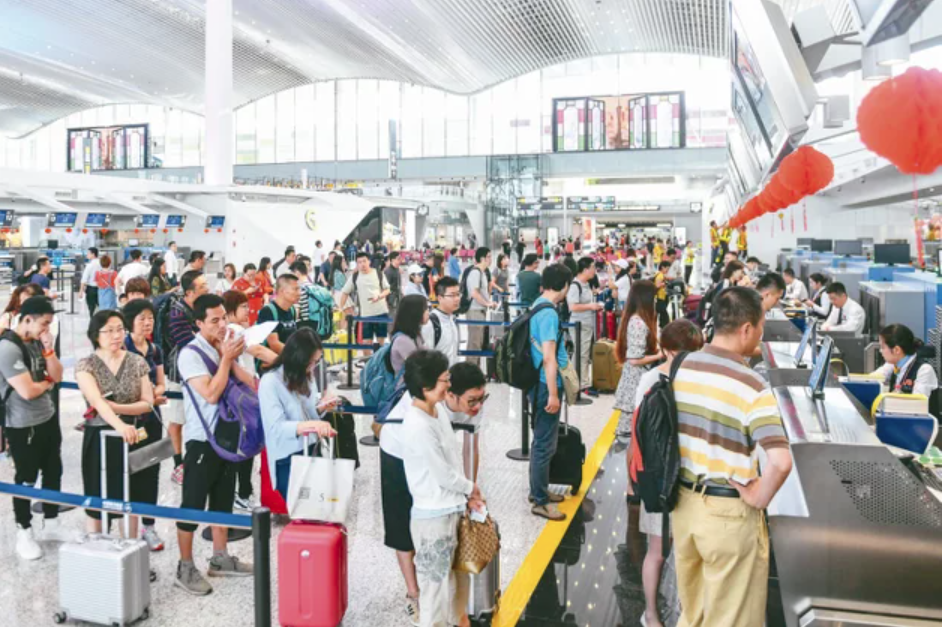 大陸五一連假出境遊人數爆增190%。圖為廣州白雲機場出境櫃台。圖/取自中新社