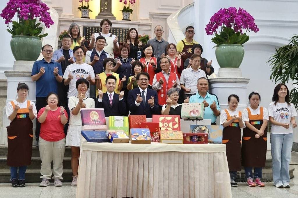 總統府8月20日舉行公益秋節禮盒推廣活動,秘書長潘孟安、副秘書長何志偉與庇護工場及社福團體代表合影,現場展示多款中秋禮盒。圖/中央社