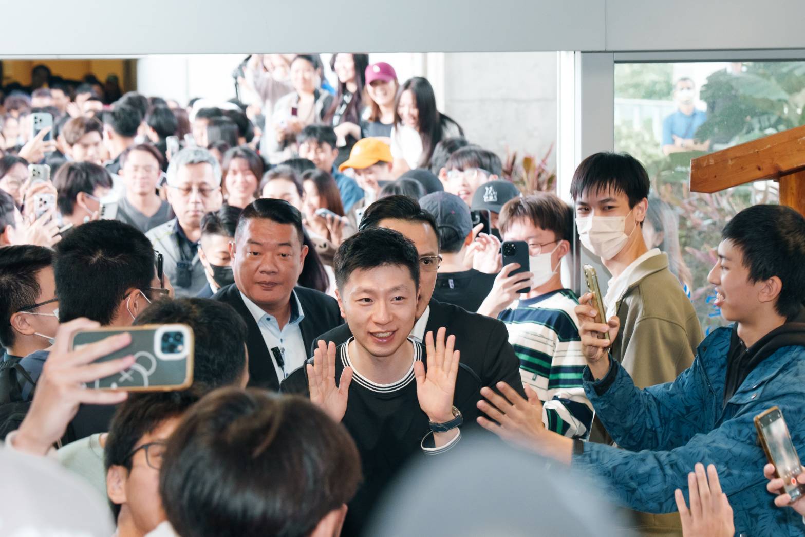 陸生團3日參訪台大社會科學院，馬龍出現引全場轟動。圖/馬英九基金會提供
