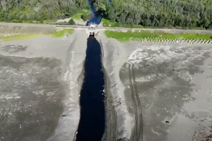 爆台南掩埋場長期排黑臭廢水！江明宗指「大量螃蟹暴斃」　在地人：根本不關心漁民