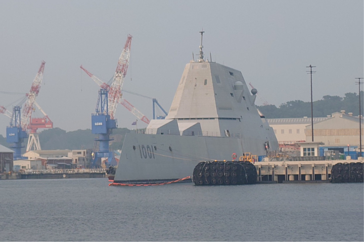 7月7日美國海軍朱瓦特級飛彈驅逐艦二號艦「邁克·蒙梭」號駛入日本橫須賀軍港。圖/取自@dd117suzutuki X