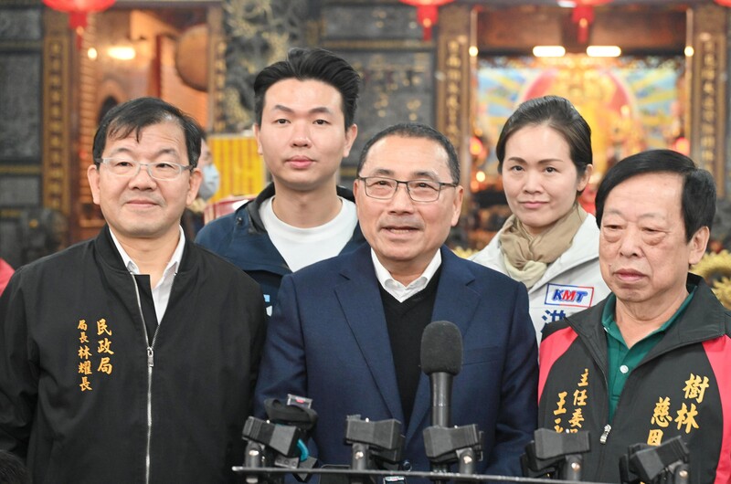 新北市長侯友宜（中）對中小學營養午餐全面免費態度較謹慎，他盼中央統一決策，避免因縣市財力不同，造成學童福利出現「一國多制」的落差。圖／中央社
