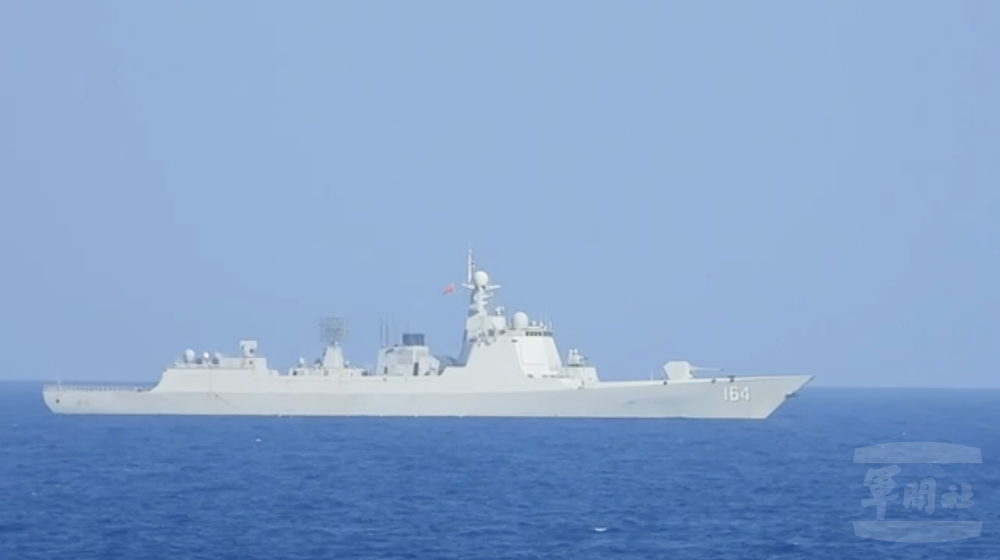 中共外交部證實解放軍在台海有「軍事行動」，國台辦發言人陳斌華17日晚間回應說，這是對賴清德宣揚「台獨」、升高兩岸對立對抗的堅決懲戒，是對「台獨」分裂勢力謀「獨」挑釁的有力震懾。圖為由我左營軍艦（1803）拍攝對中共「桂林艦」（164）的監控畫面。圖／取自國防部