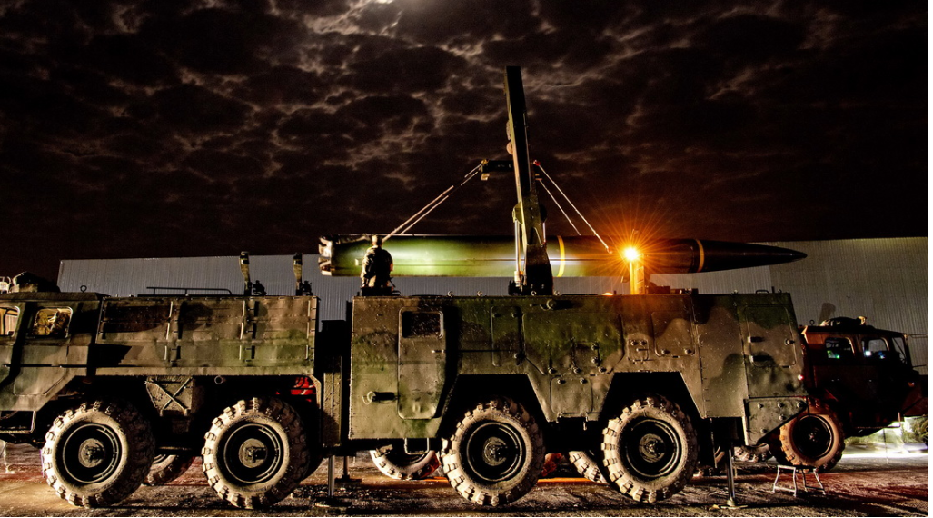 2023年4月7日，東部戰區對台軍演前一夜，參演火箭軍轉載飛彈。圖/取自中國軍網