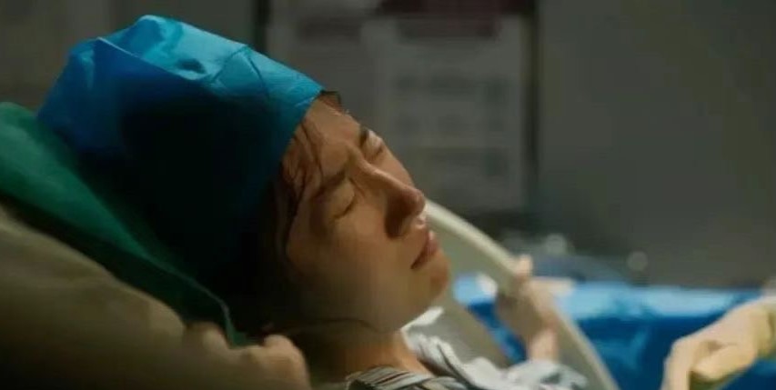 方家為了省錢，玫瑰生產也不讓她打免痛針。圖/取自微博＠電視劇玫瑰的故事