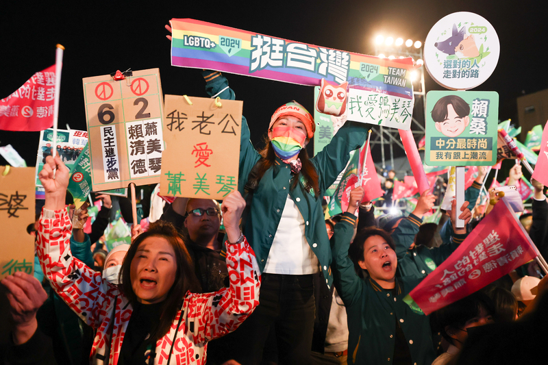 民進黨選前之夜,支持者高舉各式自製看版,高呼口號為民進黨加油打氣。圖/中央社
