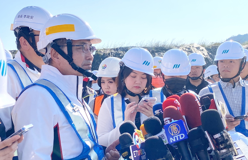 總統選舉落幕，國民黨總統候選人、新北市長侯友宜14日一早便展開市政行程，前往三峽區視察捷運三鶯線機廠工程進度。他受訪表示，總統選舉敗選，支持黨主席朱立倫繼續帶領國民黨改革。圖／中央社
