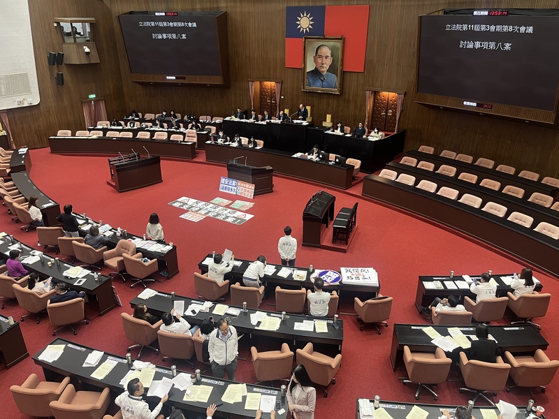 立法院會18日處理國民黨團提案，希望立法院第11屆第3會期延長會期至114年7月31日止。經討論後，立法院長韓國瑜裁示，此案逕付二讀，交付黨團協商，並由國民黨團召集協商。圖/中央社